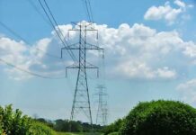 चार लेन सडक निर्माणका लागि विद्युत् पोल हटाइँदै