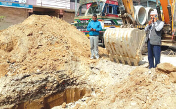 दमकमा ढल निर्माणसँगै भत्किएका सडक पुनः बिग्रिन थाले, स्थानीय त्रस्त