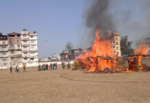 काँकरभिट्टा खेल मैदानको आगो निभाउँन गएका स्थानीय झुक्किए…