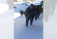 हिउँले ढाकिएको छाङ्रूमा पहरा गर्दै सशस्त्र