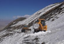 साङ्ता मतदान केन्द्र जाने सडकको हिउँ पन्छाइँदै