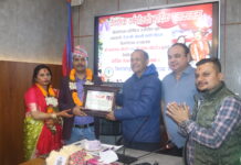 वैवाहिक वर्षगाँठलाई समाजसेवामा रूपान्तरण : चौधरी दम्पतीद्वारा व्यवसायी सदस्य राहत कोषलाई २१ हजार २१ रुपैयाँ सहयोग