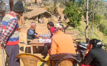 बैतडीमा टोल–टोलमै पुगेर नसर्ने रोगको परीक्षण