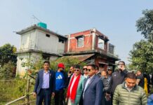 झापामा बुबाको जलेको घर हेरेर फर्किए ओली