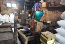 खोकनामा अझै पेलिन्छ तेलः तीन सय वर्षे काठको कोलले धानेको परम्परा