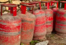 पुराना सिलिण्डर ‘बम’ सरह,आधा ग्यासले दोहोरो मारमा उपभोक्ता