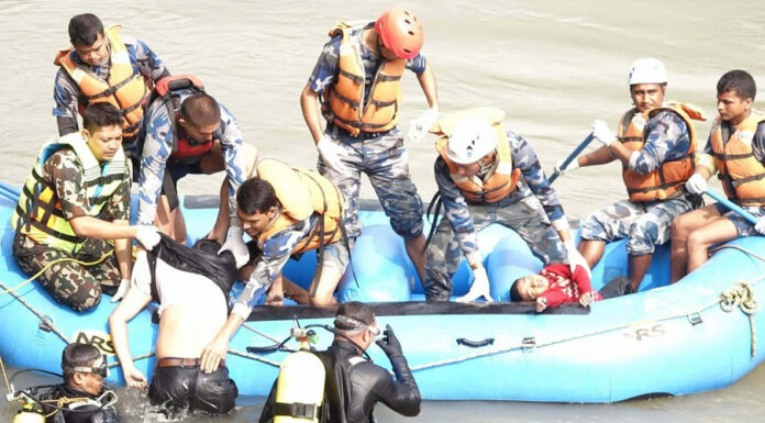 विपद्का बेला मानवीय उद्धारको नेतृत्व गर्दै सशस्त्र प्रहरी